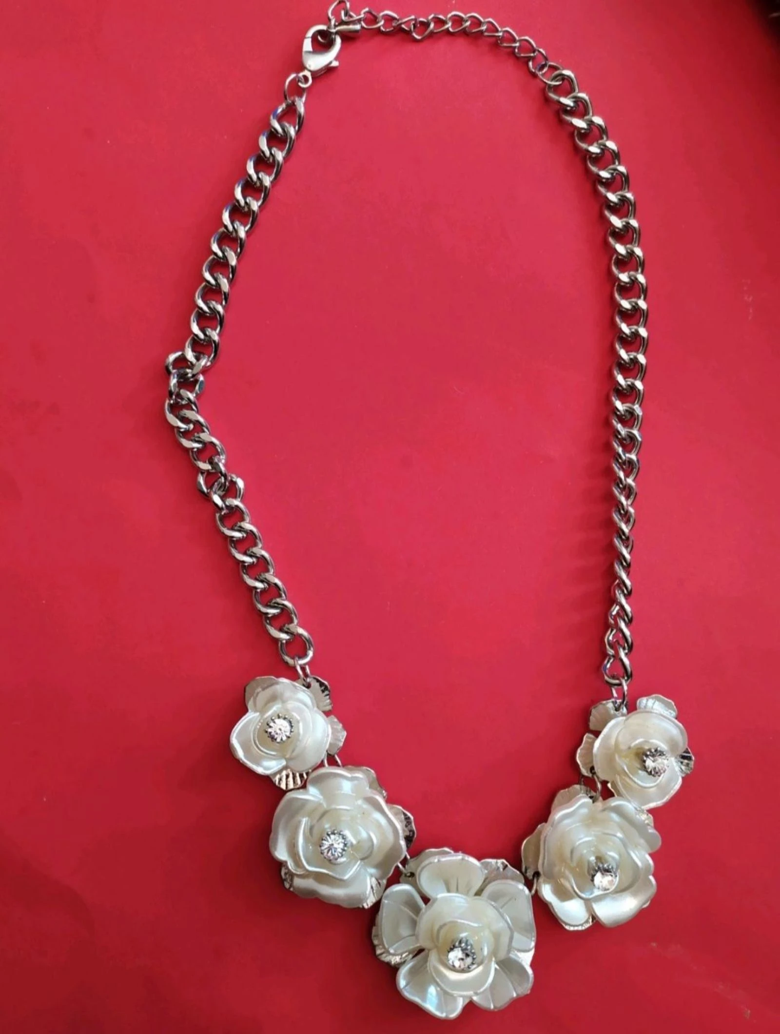 🌿 tres beau collier avec fleurs roses blanches et strass